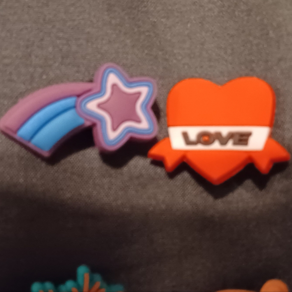Croc Shooting Star/ Love Heart jibitz shoe charm bundle - Picture 2 of 2
